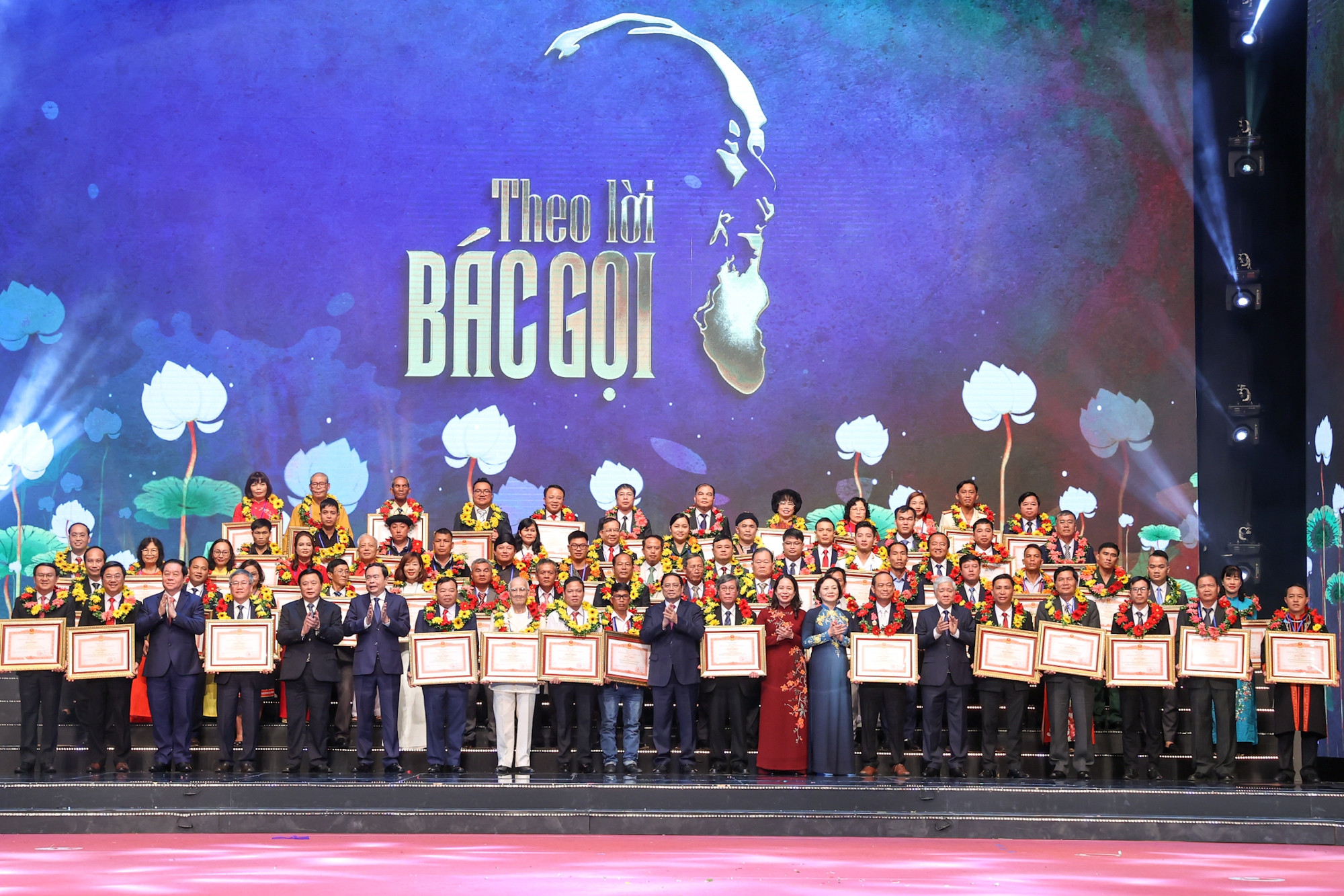 Thủ tướng Chính phủ tặng Bằng khen cho các gương điển hình tiên tiến tiêu biểu. (Ảnh VGP/NHẬT BẮC)