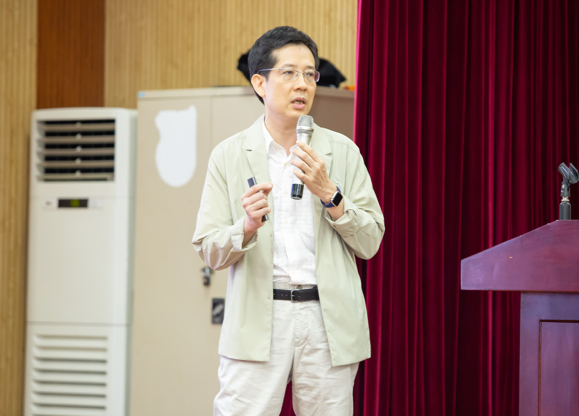 Phó Giáo sư, Tiến sĩ Từ Bình Minh, Giảng viên cao cấp và Chuyên gia về hóa học phân tích và hóa học môi trường, Trường đại học Khoa học Tự nhiên, Đại học Quốc gia Hà Nội.