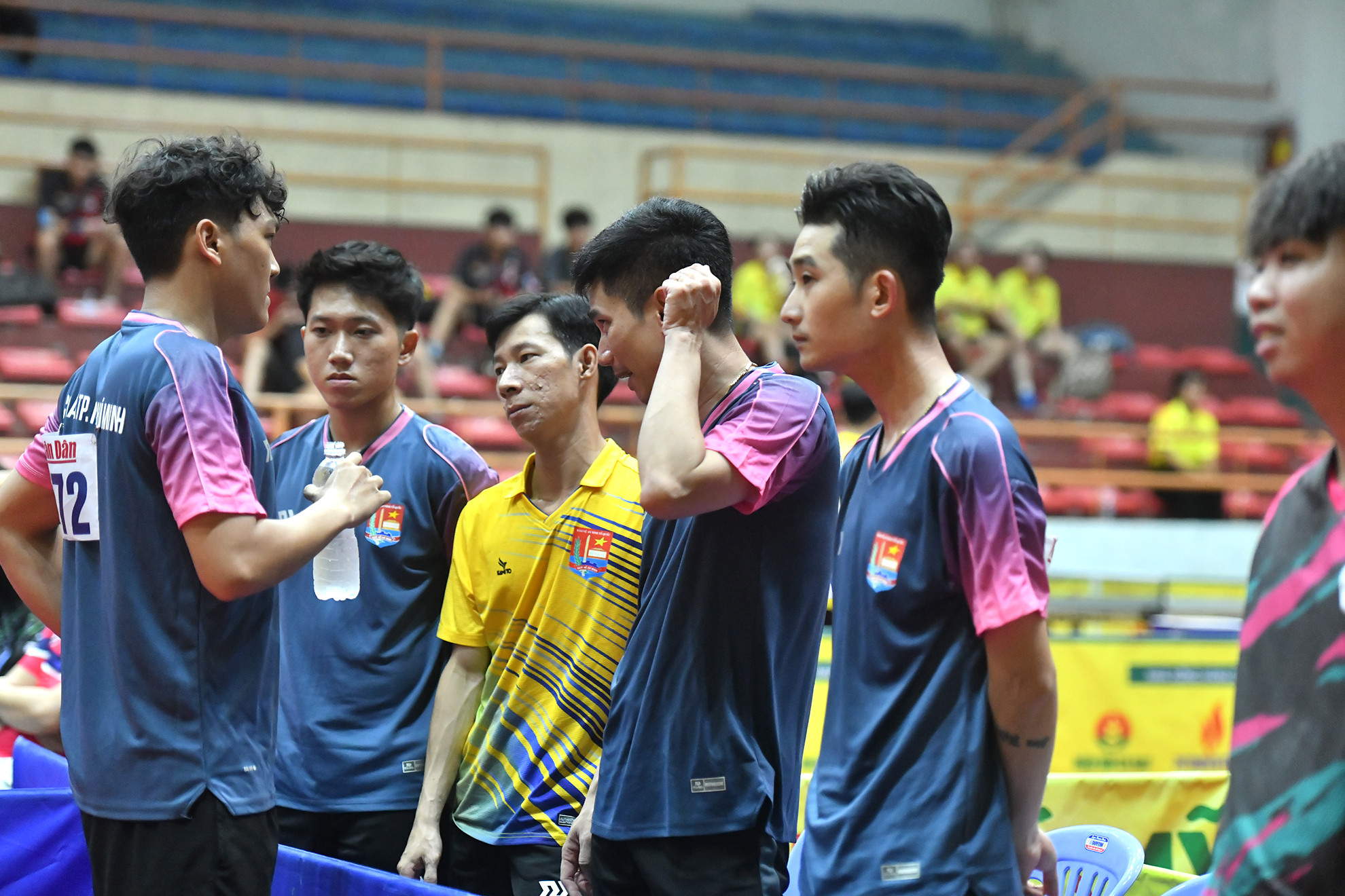 Các vận động viên hội ý giữa giờ nghỉ.