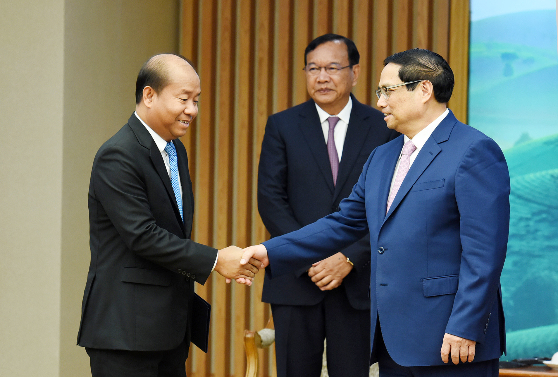 Thủ tướng Phạm Minh Chính đón các thành viên đi cùng Trưởng Ban Đối ngoại Trung ương Đảng Nhân dân Campuchia Prak Sokhonn.