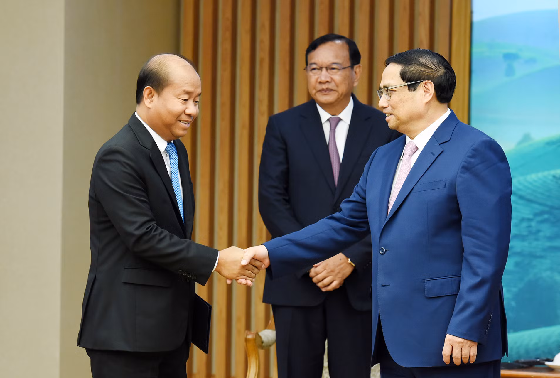 Thủ tướng Phạm Minh Chính đón các thành viên đi cùng Trưởng Ban Đối ngoại Trung ương Đảng Nhân dân Campuchia Prak Sokhonn.