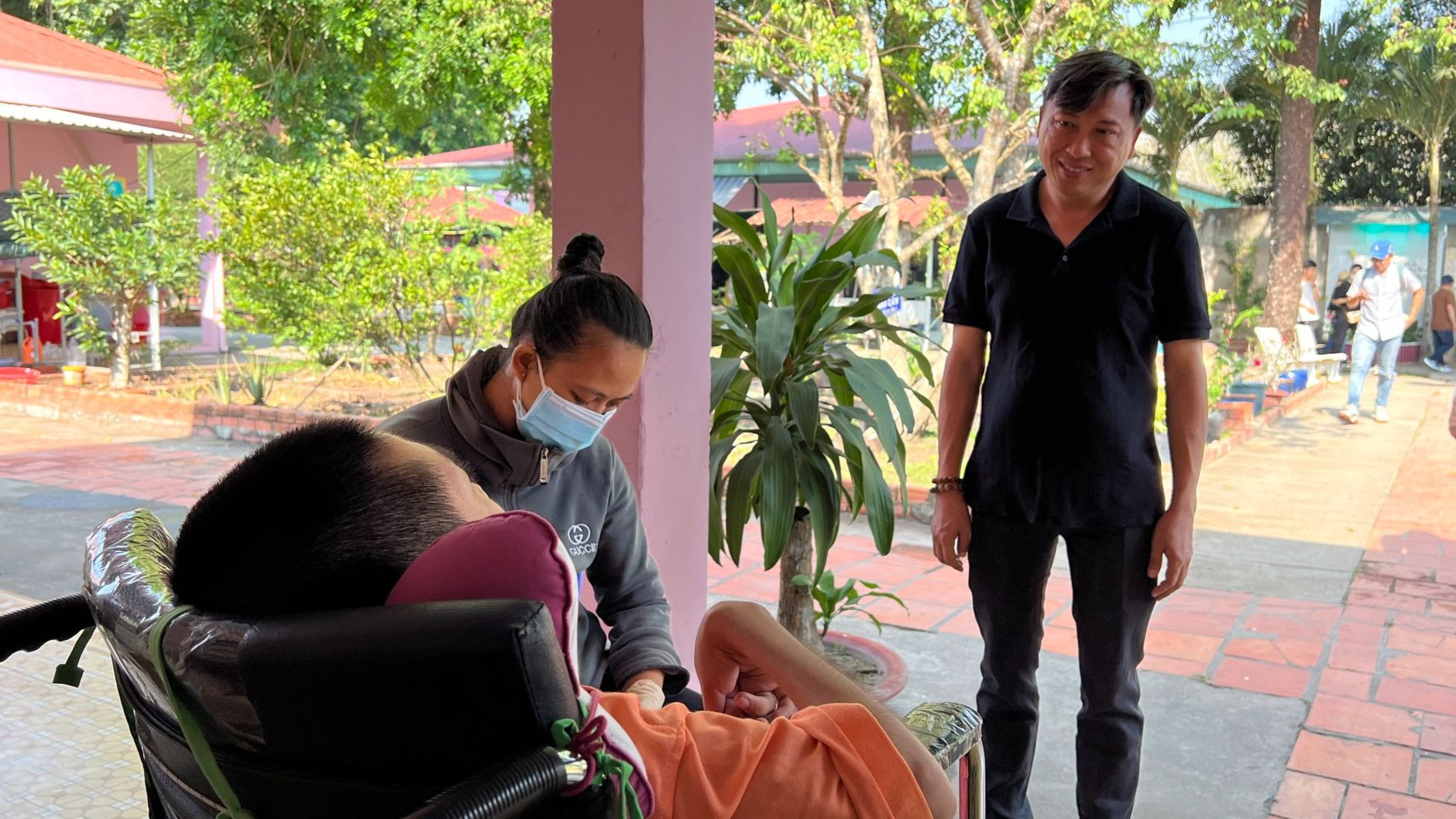 Anh Nguyễn Thanh Phong cùng các nhà tài trợ và các bạn nhóm Góp một bàn tay cùng nhau mang Tết về cho Mai Hòa - trung tâm nuôi dưỡng và chăm sóc người sống với HIV và trẻ ảnh hưởng bởi HIV tháng 1/2024.