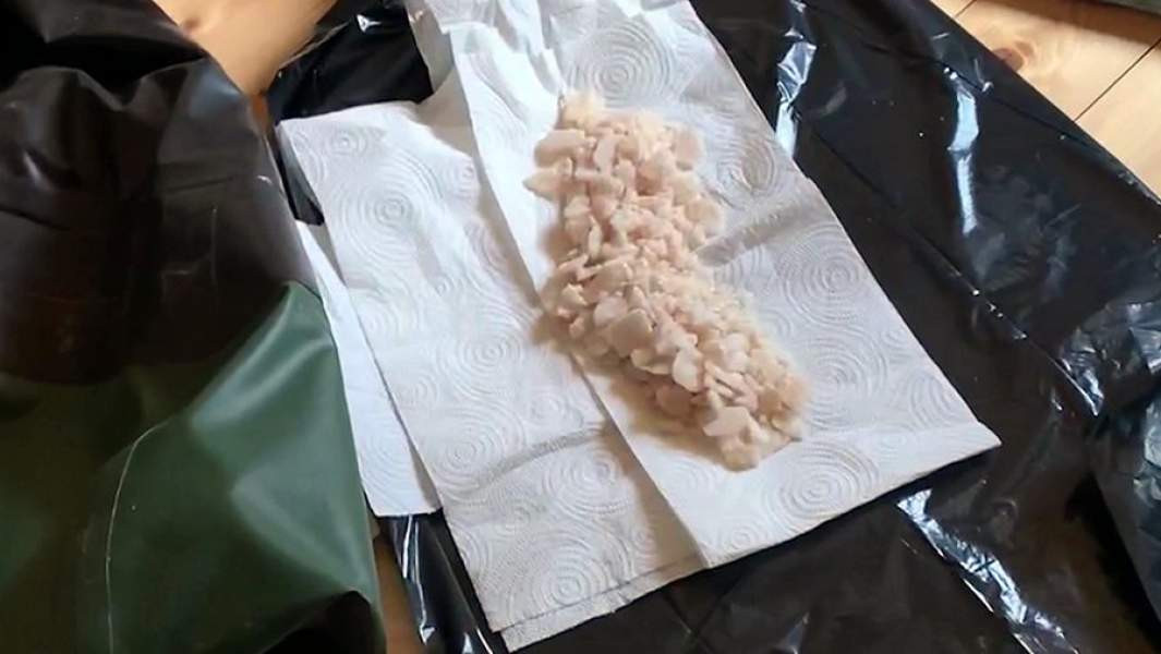 Đứa con trai 17 tuổi của bà Egor trở nên gầy gò, ốm yếu sau khi vướng vào ma túy. Đứa con trai 17 tuổi của bà Egor trở nên gầy gò, ốm yếu sau khi vướng vào ma túy.