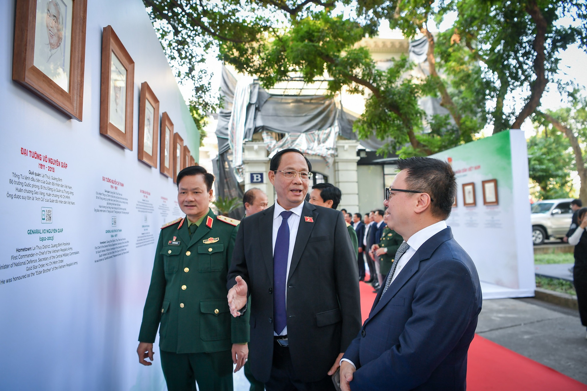 Thượng tướng Trần Quang Phương, Ủy viên Trung ương Đảng, Phó Chủ tịch Quốc hội (giữa) cùng đồng chí Lê Quốc Minh, Ủy viên Trung ương Đảng, Tổng Biên tập Báo Nhân Dân, Phó Trưởng Ban Tuyên giáo Trung ương, Chủ tịch Hội Nhà báo Việt Nam (phải) tham quan triển lãm. (Ảnh: THÀNH ĐẠT)