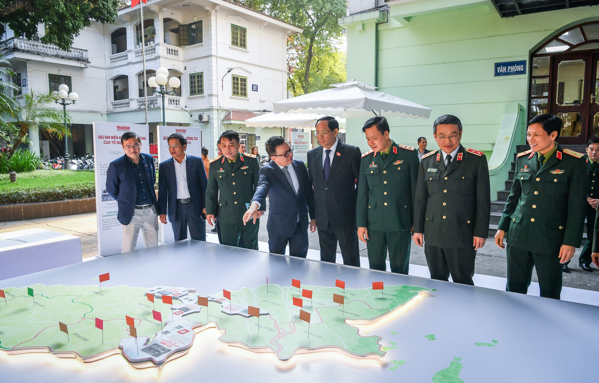 Các đại biểu tham quan triển lãm. (Ảnh: THÀNH ĐẠT)