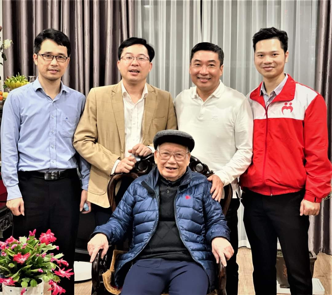 Giáo sư, Tiến sĩ khoa học, Nhà giáo Nhân dân Đỗ Trung Phấn, nguyên Viện trưởng Viện Huyết học-Truyền máu Trung ương (ngồi) chụp ảnh cùng 4 Chủ tịch Hội Thanh niên vận động hiến máu Hà Nội qua nhiều thời kỳ.