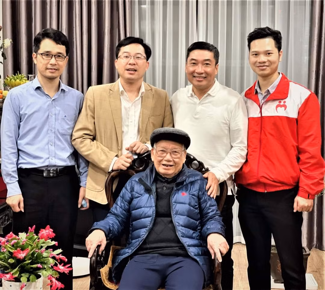 Giáo sư, Tiến sĩ khoa học, Nhà giáo Nhân dân Đỗ Trung Phấn, nguyên Viện trưởng Viện Huyết học-Truyền máu Trung ương (ngồi) chụp ảnh cùng 4 Chủ tịch Hội Thanh niên vận động hiến máu Hà Nội qua nhiều thời kỳ.