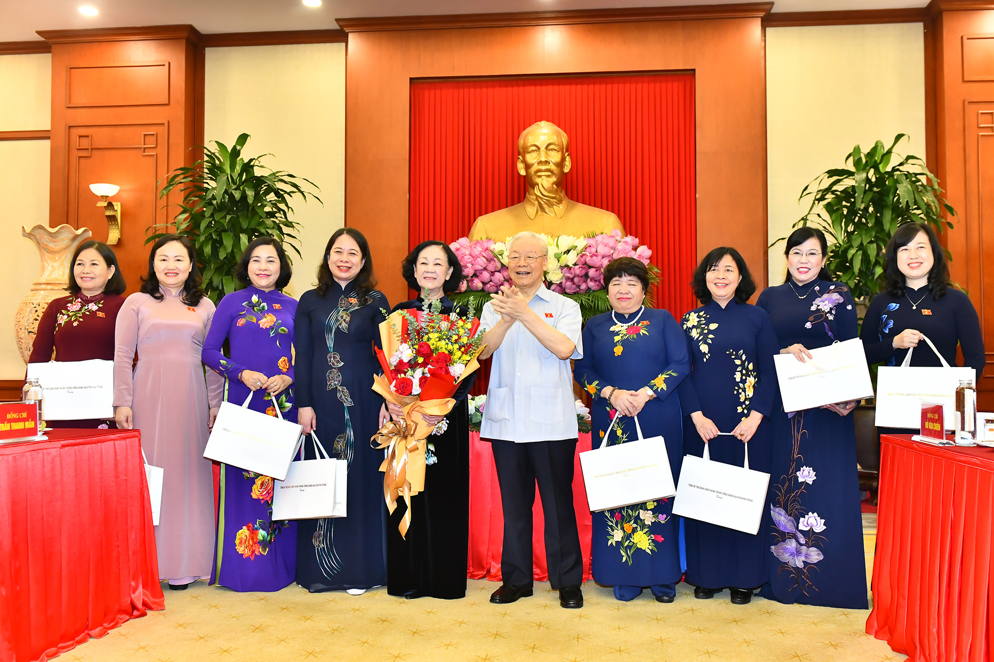 Tổng Bí thư Nguyễn Phú Trọng tặng quà cho các nữ đại biểu Quốc hội.