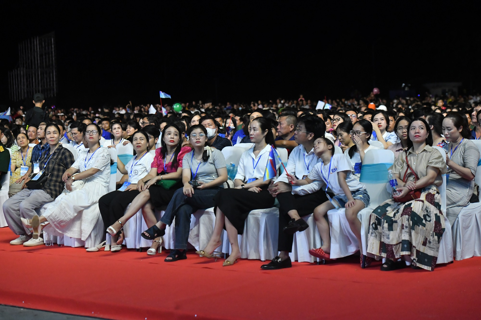 Khán giả thưởng thức khai mạc Lễ hội Vì hòa bình.