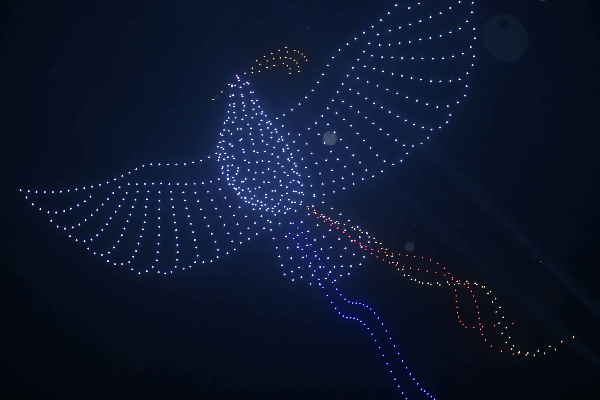 Màn drone tạo hình cánh chim hòa bình.