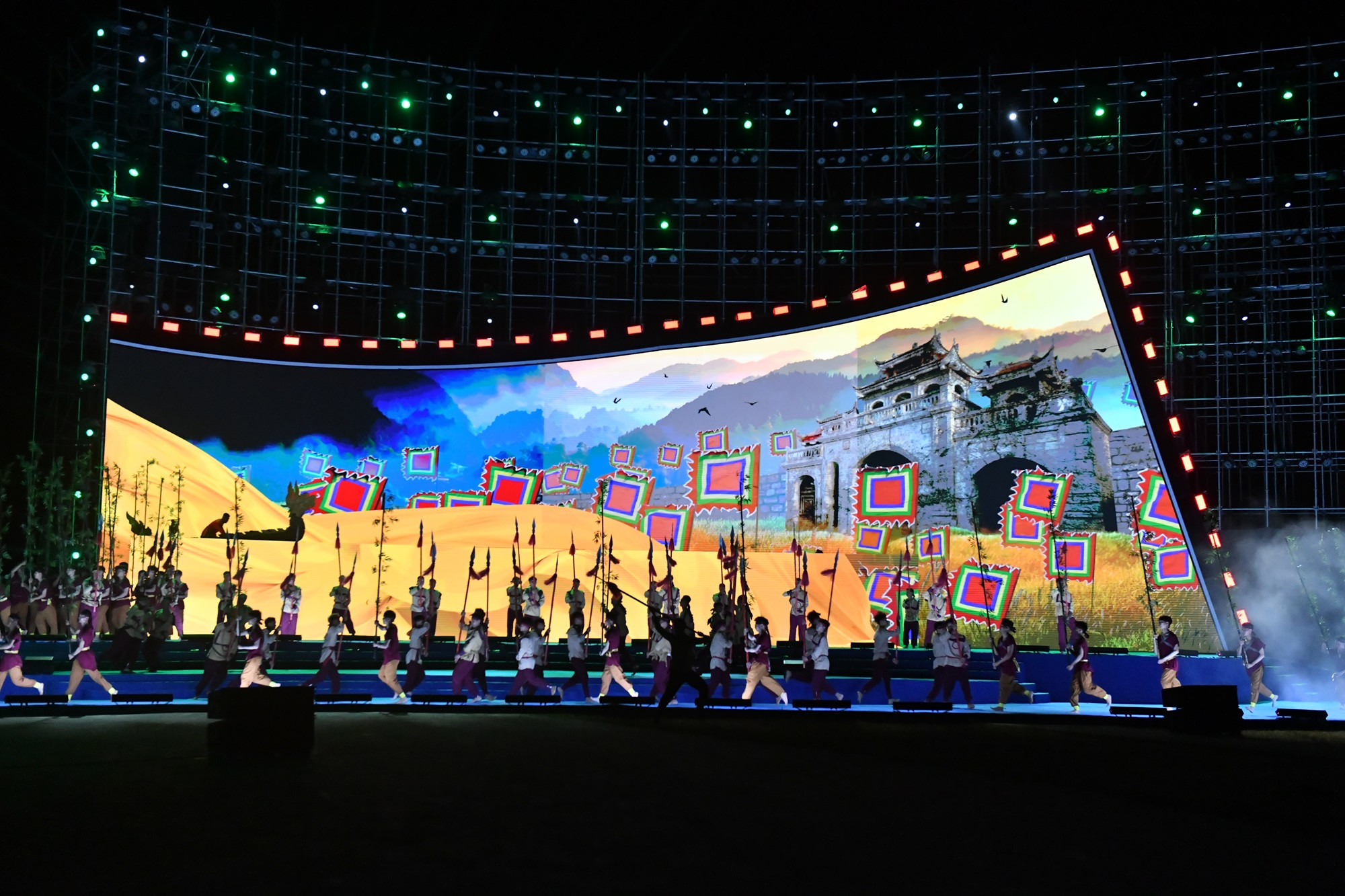 Cảnh diễn "Ngàn năm vọng khúc thanh bình ca" của Đoàn múa HT, nhóm dân quân tự vệ QT, nhóm học sinh Quảng Trị, ban nhạc & Drone Lighting.