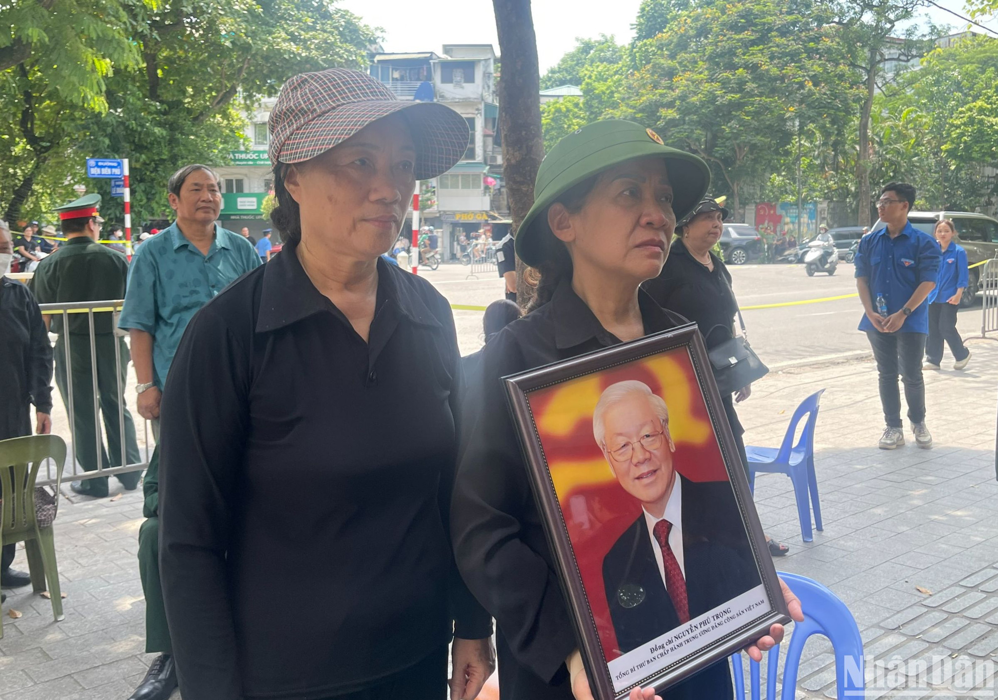 Hội Liên hiệp Phụ nữ phường Phúc Xá, quận Ba Đình, Hà Nội có mặt tại đường Điện Biên Phủ từ 12 giờ 30 phút chiều, xem tường thuật trực tiếp lễ truy điệu qua truyền hình, kính cẩn nghiêng mình tiễn biệt Tổng Bí thư.