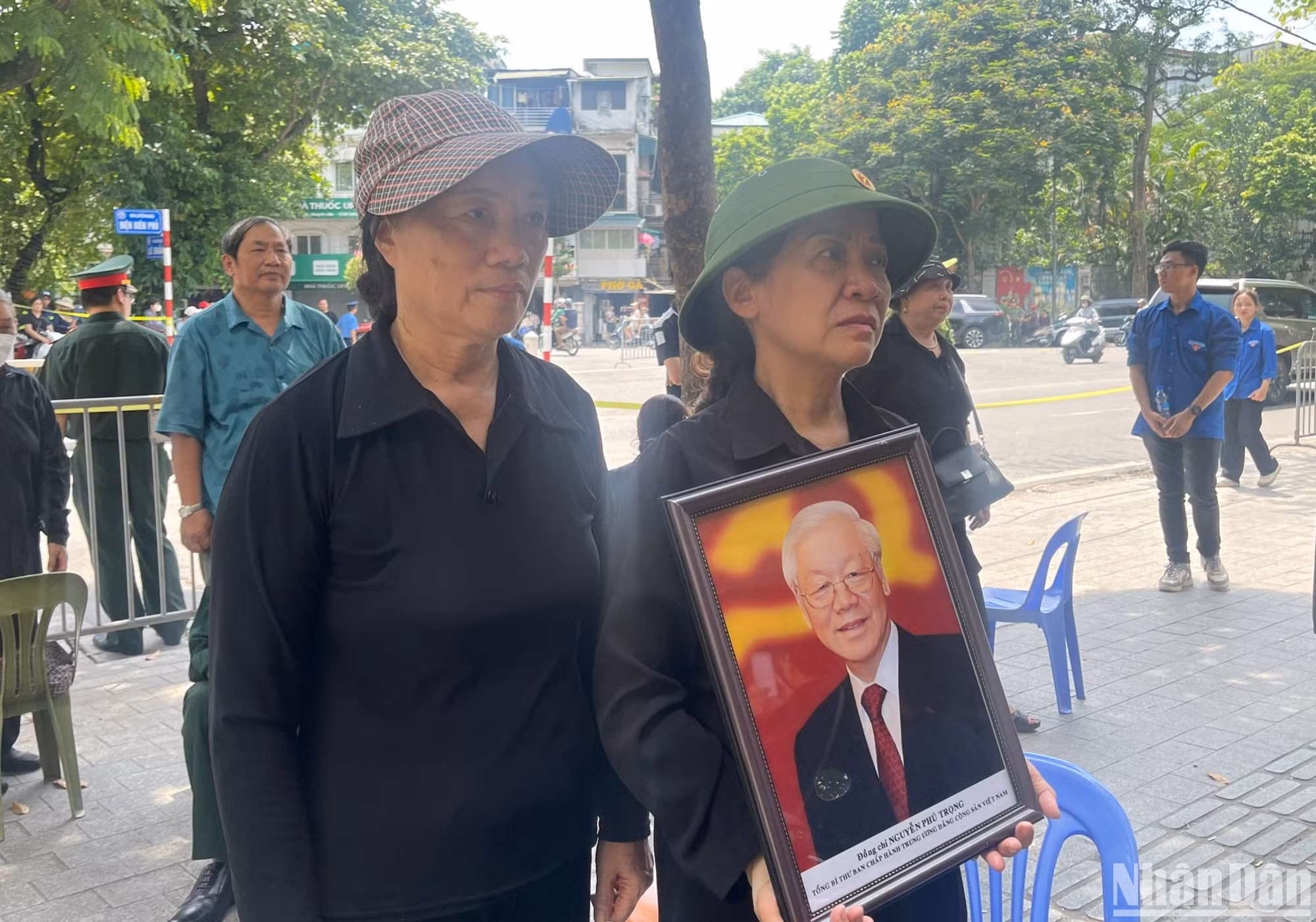 Hội Liên hiệp Phụ nữ phường Phúc Xá, quận Ba Đình, Hà Nội có mặt tại đường Điện Biên Phủ từ 12 giờ 30 phút chiều, xem tường thuật trực tiếp lễ truy điệu qua truyền hình, kính cẩn nghiêng mình tiễn biệt Tổng Bí thư.