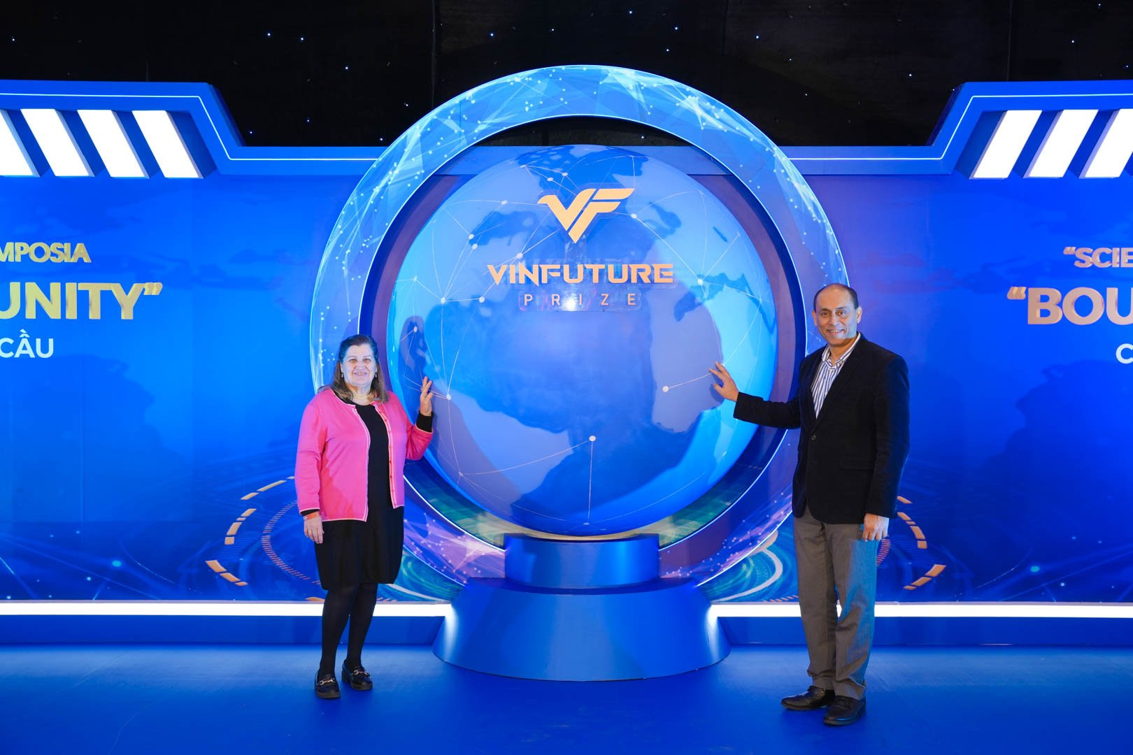 Giáo sư Dutta giao lưu với các nhà khoa học trên thế giới tại Tuần lễ Khoa học-Công nghệ VinFuture. Giáo sư Dutta giao lưu với các nhà khoa học trên thế giới tại Tuần lễ Khoa học-Công nghệ VinFuture.