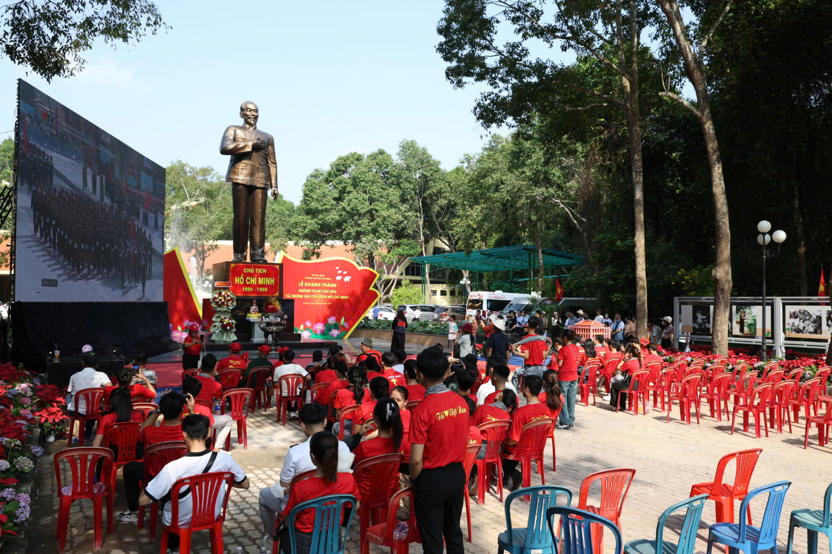 Khán giả xem trực tiếp tại Củ Chi. Khán giả xem trực tiếp tại Củ Chi.