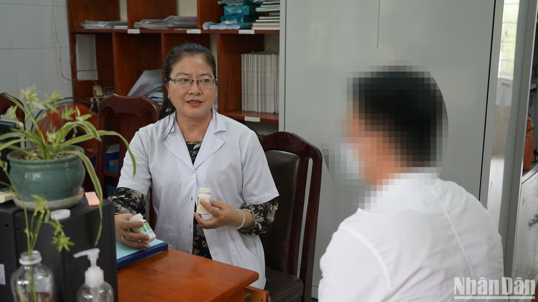 Cán bộ y tế tư vấn cho người bệnh sử dụng thuốc đúng giờ. Cán bộ y tế tư vấn cho người bệnh sử dụng thuốc đúng giờ.