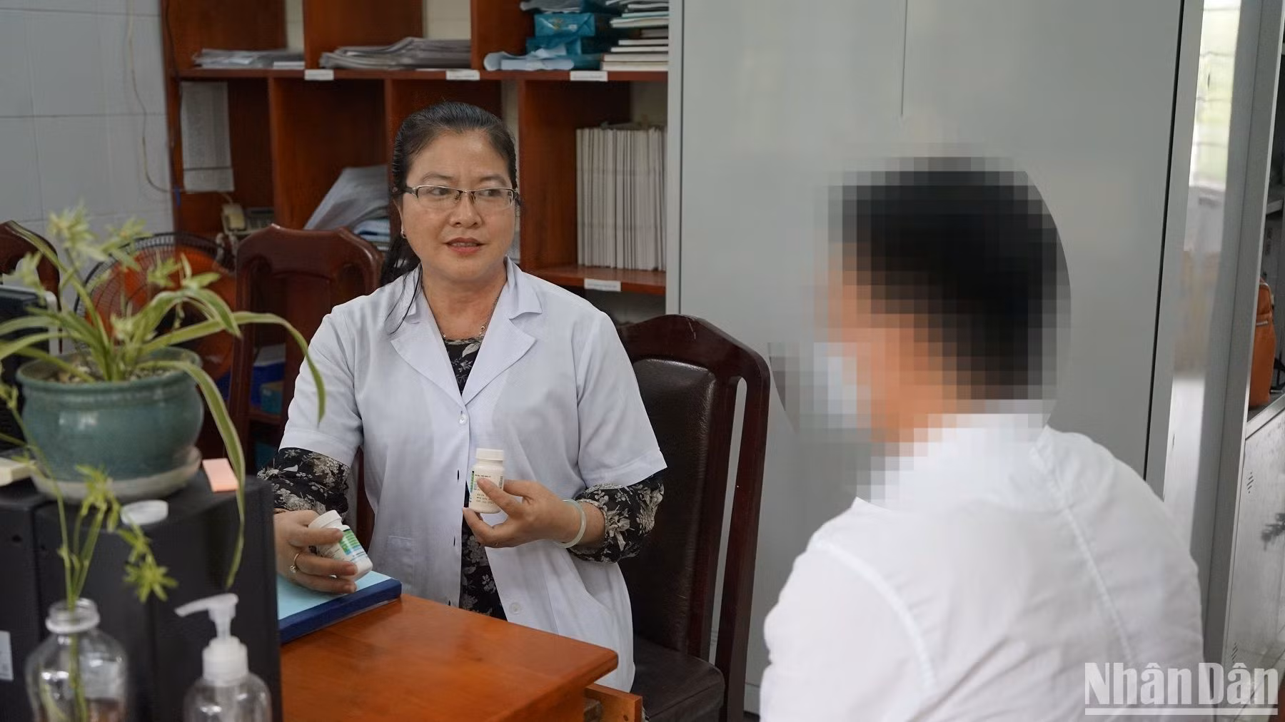 Cán bộ y tế tư vấn cho người bệnh sử dụng thuốc đúng giờ.