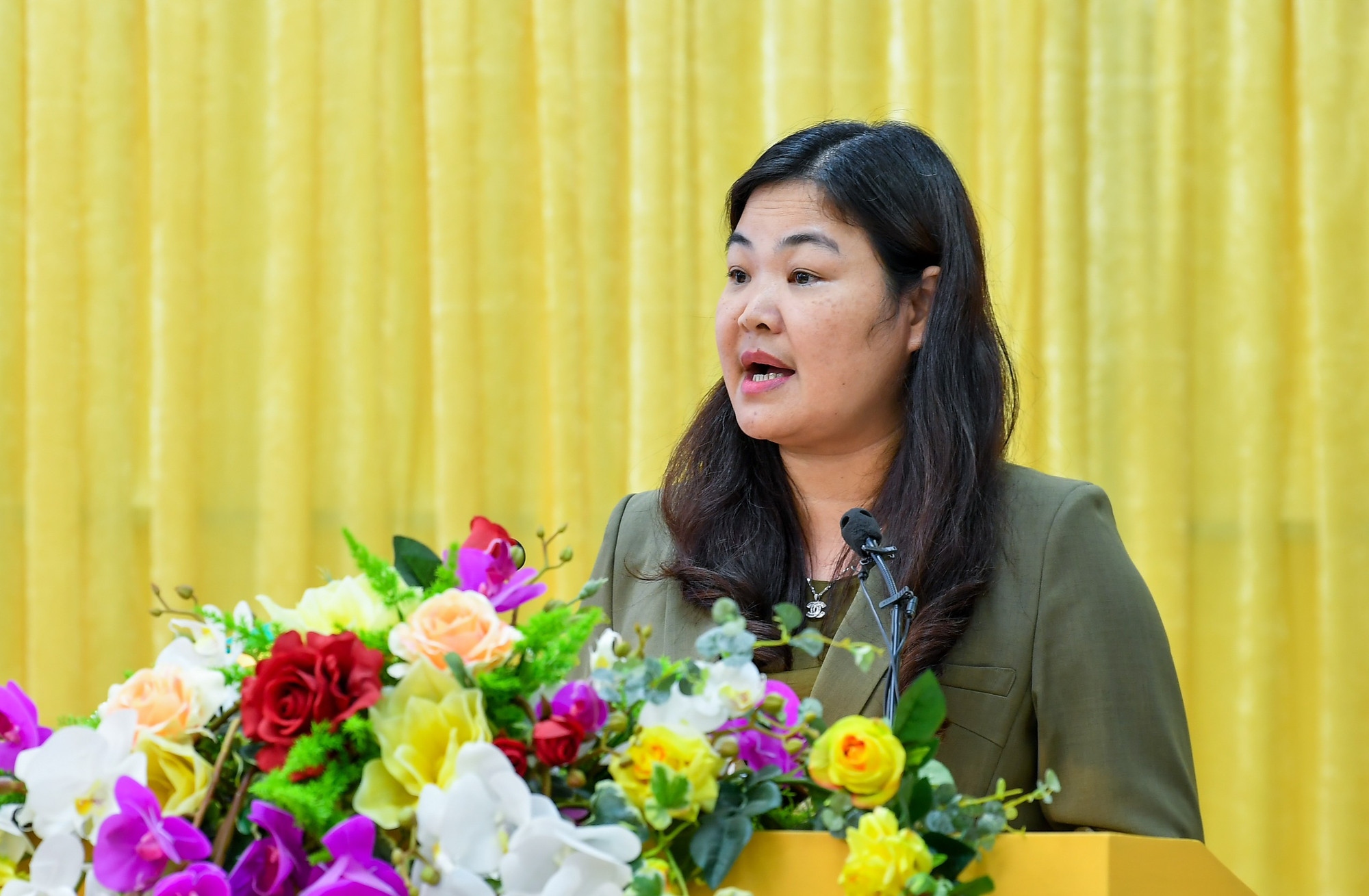 Đồng chí Hà Lan Anh, Phó Chủ tịch UBND tỉnh Nam Định tham luận về "Sự kết nối giữa Chính phủ, địa phương và doanh nghiệp trong quá trình hướng tới nền kinh tế xanh ở tỉnh Nam Định".