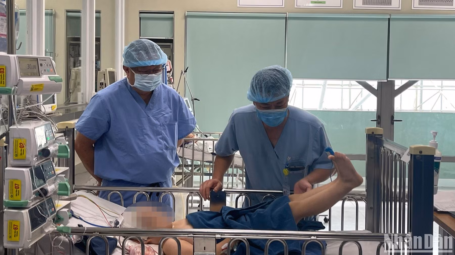 Bệnh nhi cử động sau phẫu thuật, không còn những biểu hiện bất thường của bệnh động kinh.