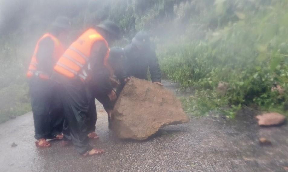 Bộ đội biên phòng Quảng Bình dọn đá lăn xuống để thông đường.