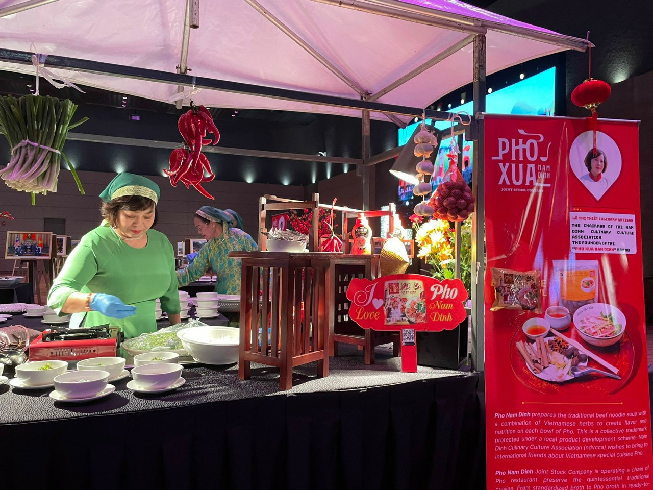 Nghệ nhân Lê Thị Thiết giới thiệu hương vị Phở Xưa Nam Định.