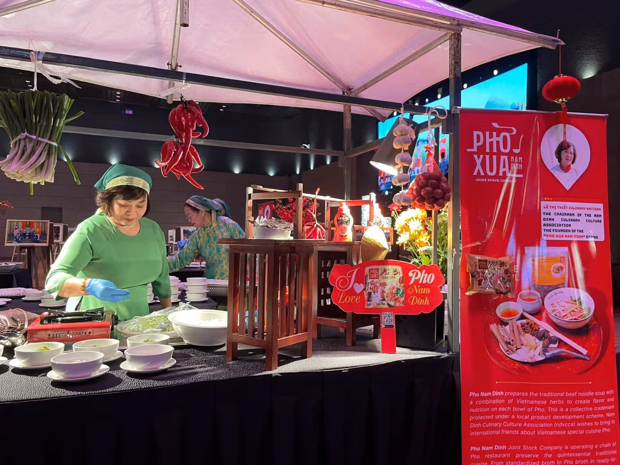 Nghệ nhân Lê Thị Thiết giới thiệu hương vị Phở Xưa Nam Định.