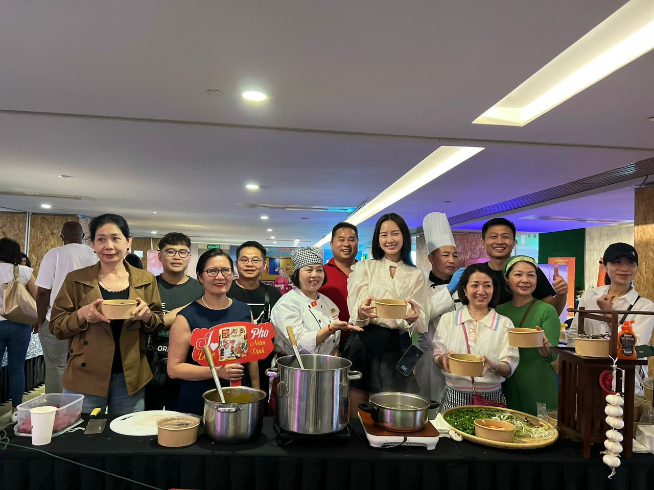 Nghệ nhân Lê Thị Thiết chia sẻ kinh nghiệm nấu phở ngon.