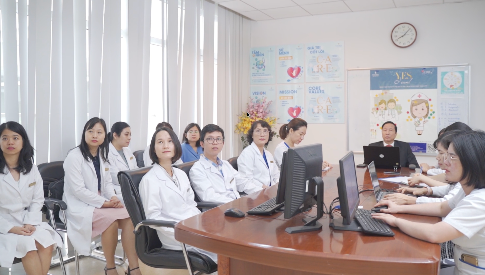 Giáo sư Nguyễn Thanh Liêm và các cộng sự tại Viện VRISG trao đổi thông tin về dự án nghiên cứu.