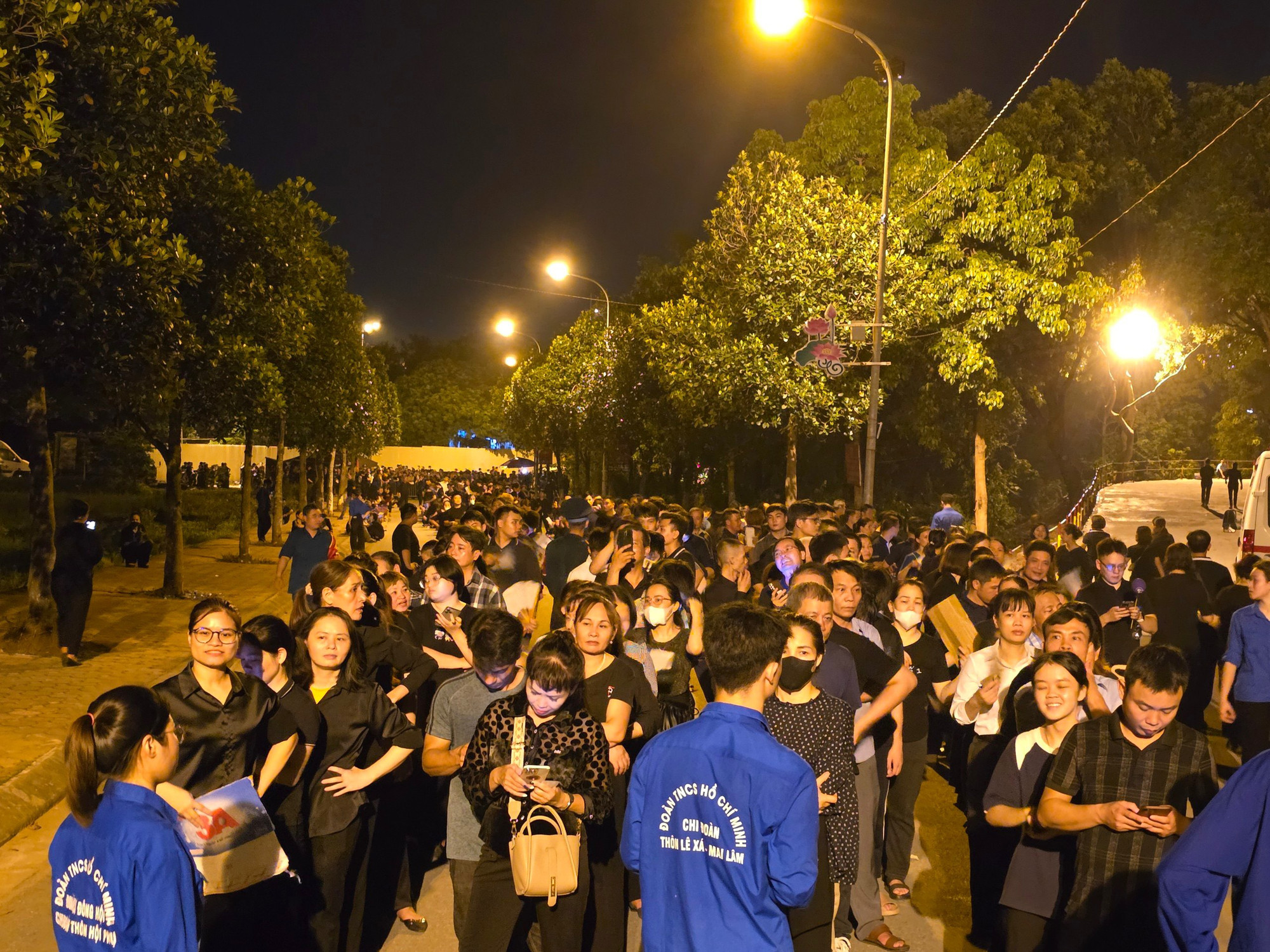 Tới thời điểm 22 giờ 30 phút, đoàn người đợi viếng vẫn kéo dài khoảng 2km từ cổng thôn Lại Đà ra phía cầu vượt Quốc lộ 5 kéo dài. Tới thời điểm 22 giờ 30 phút, đoàn người đợi viếng vẫn kéo dài khoảng 2km từ cổng thôn Lại Đà ra phía cầu vượt Quốc lộ 5 kéo dài.