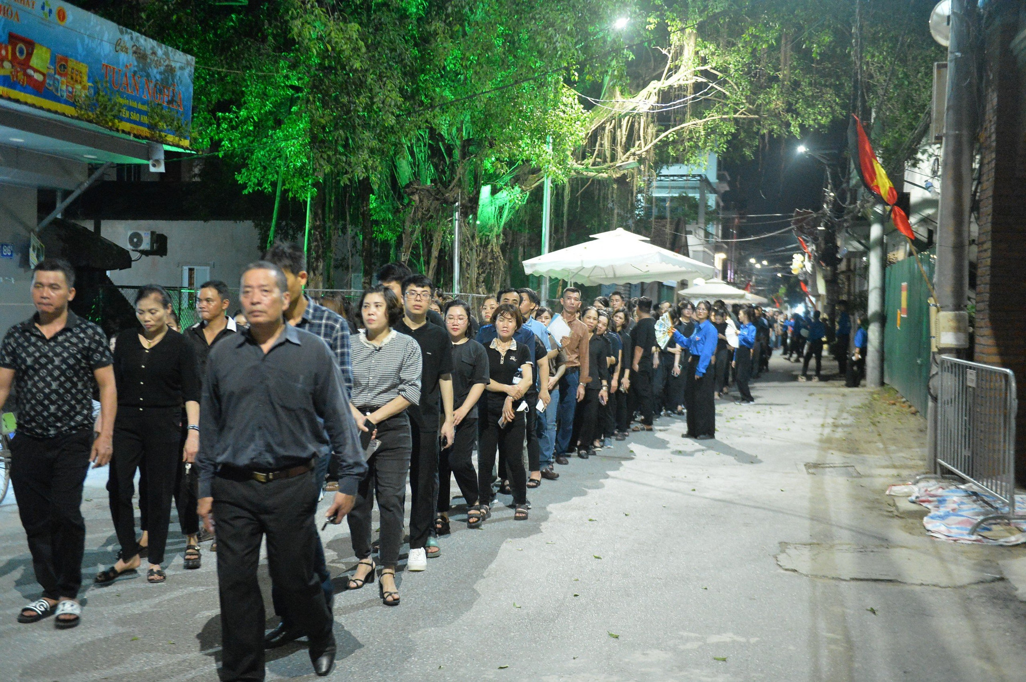 Đến 22 giờ 50 phút, những đoàn viếng cuối cùng tiến vào Nhà văn hoá thôn Lại Đà. Đến 22 giờ 50 phút, những đoàn viếng cuối cùng tiến vào Nhà văn hoá thôn Lại Đà.