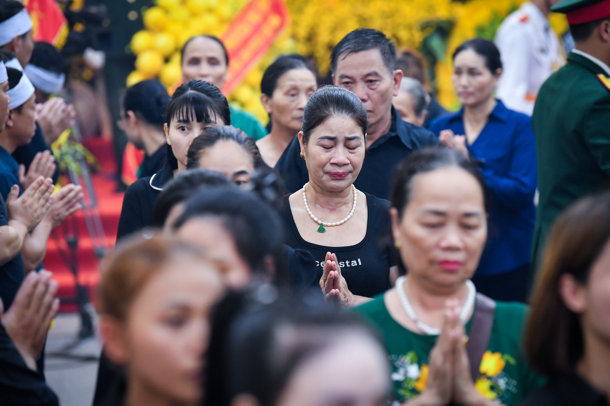Người dân các địa phương viếng Tổng Bí thư tại thôn Lại Đà tối 25/7. Người dân các địa phương viếng Tổng Bí thư tại thôn Lại Đà tối 25/7.