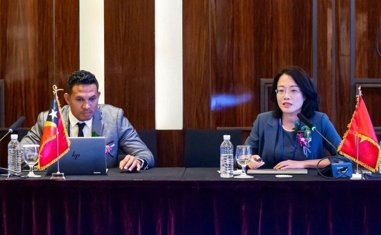 Phó Giáo sư, Tiến sĩ Thanh Ngà (phải) cho rằng vươn ra thế giới là hướng đi đúng đắn cho cộng đồng khoa học trong nước. (Ảnh: UNESCO)