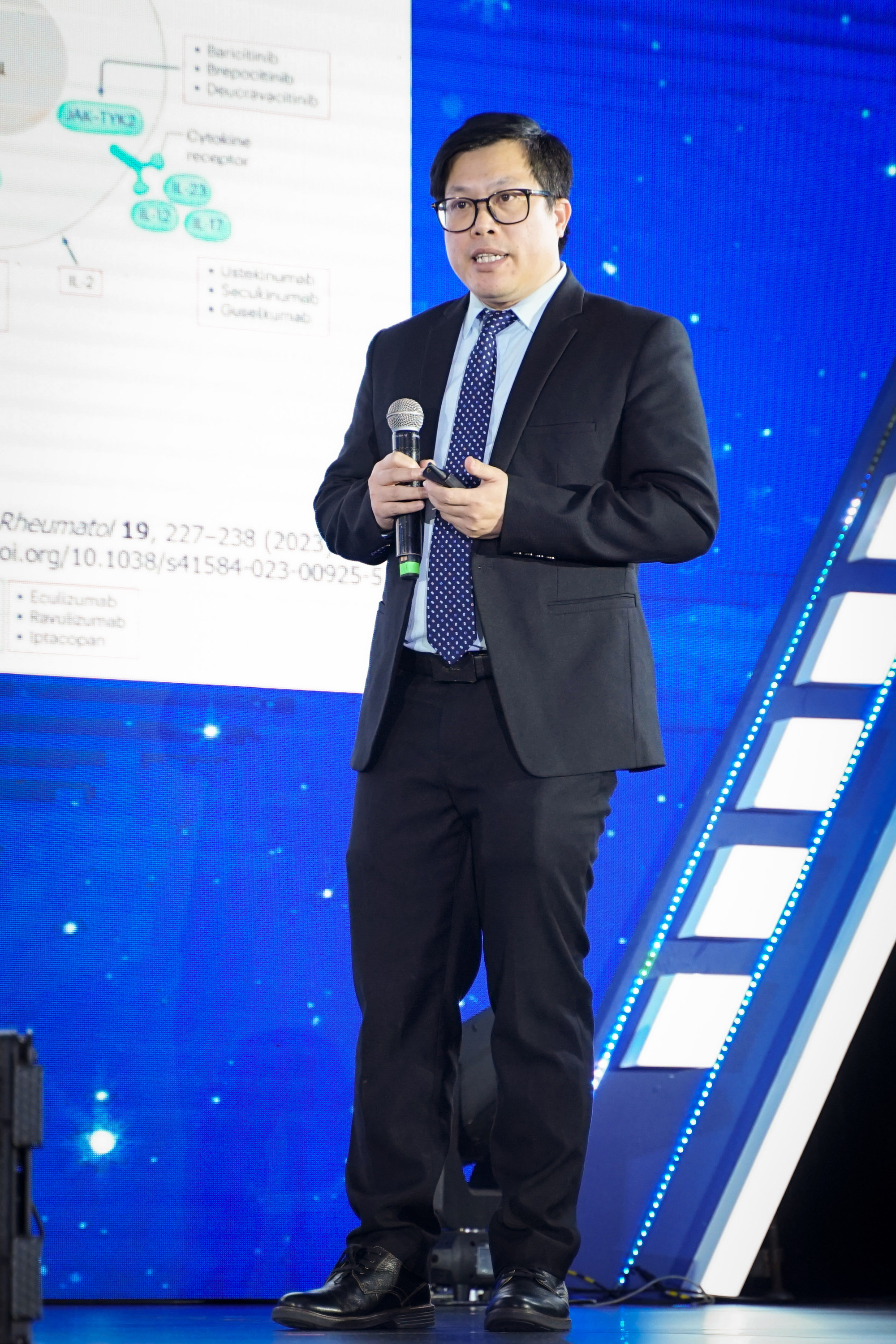 Tiến sĩ Nguyễn Văn Đĩnh chia sẻ về liệu pháp điều trị miễn dịch.