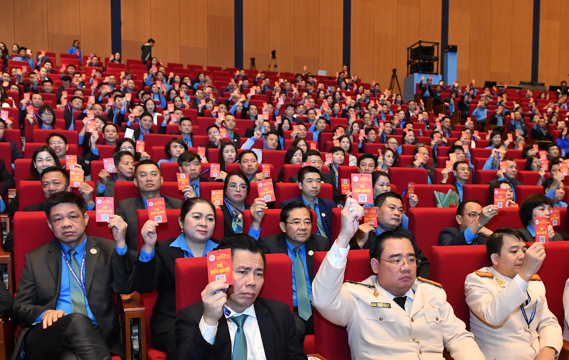 Các đại biểu biểu quyết thông qua dự thảo Nghị quyết Đại hội XIII Công đoàn Việt Nam.