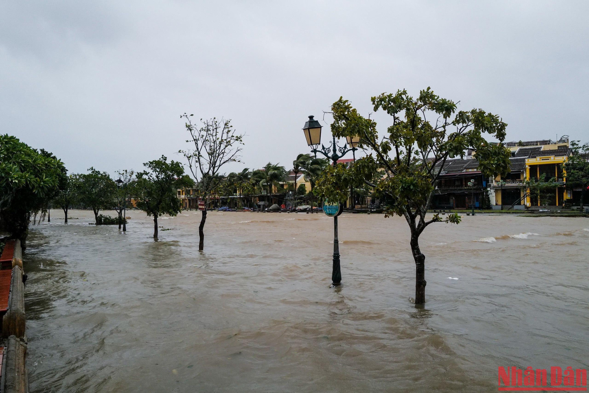 Mưa gây ra ngập tại phố cổ Hội An. (Ảnh: THÀNH ĐẠT)