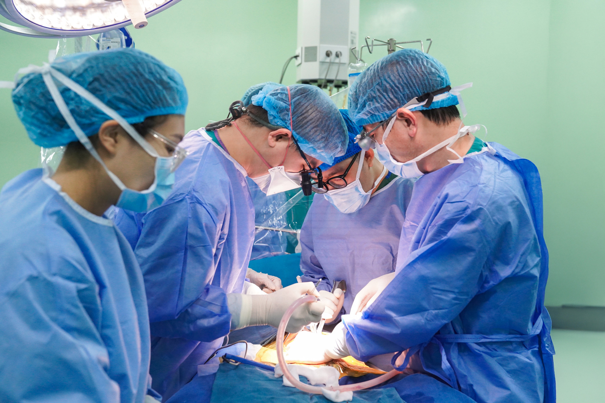 Các bác sĩ tiến hành ghép thận.