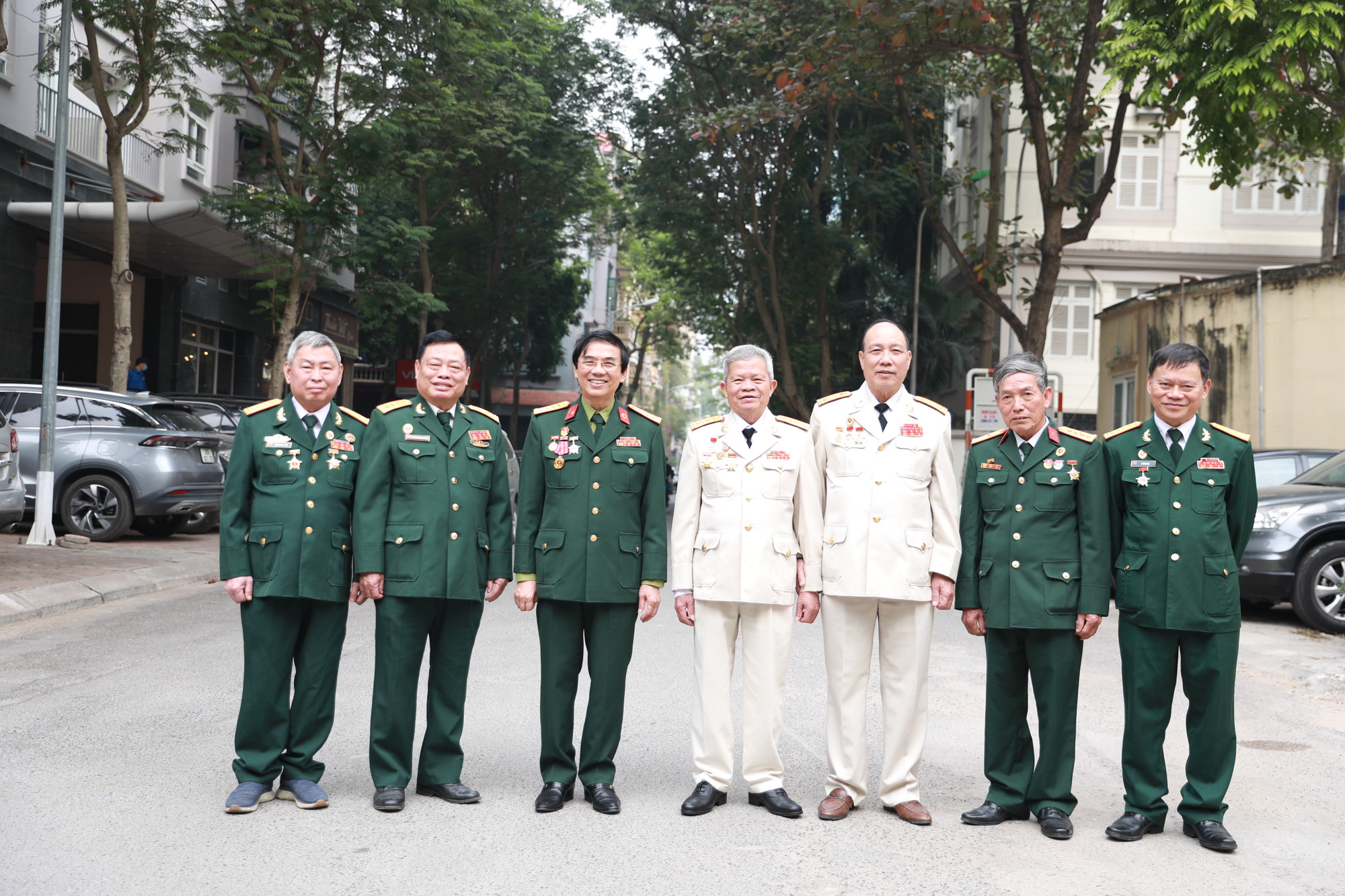 Ông Đàm Duy Thiên (thứ 3 từ trái sang) gặp gỡ các đồng đội.