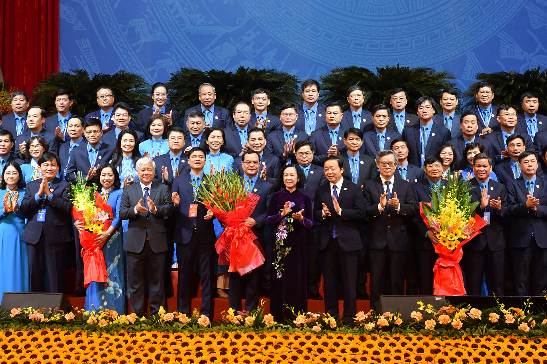 Thường trực Ban Bí thư Trương Thị Mai, Chủ tịch Trung ương MTTQ Việt Nam Đỗ Văn Chiến và Phó Thủ tướng Trần Hồng Hà tặng hoa chúc mừng Ban Chấp hành Tổng Liên đoàn Lao động Việt Nam khóa XIII, nhiệm kỳ 2023-2028.