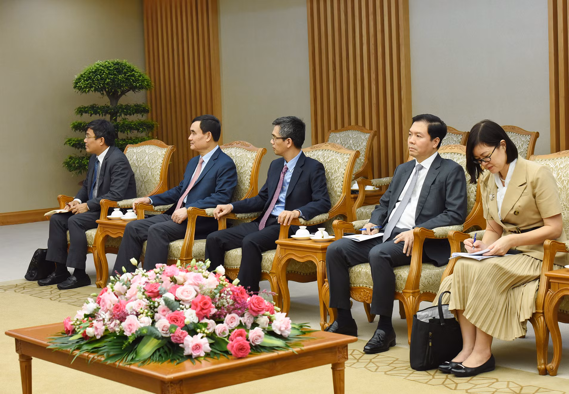 Đại diện lãnh đạo các bộ, ban, ngành tham dự buổi tiếp.