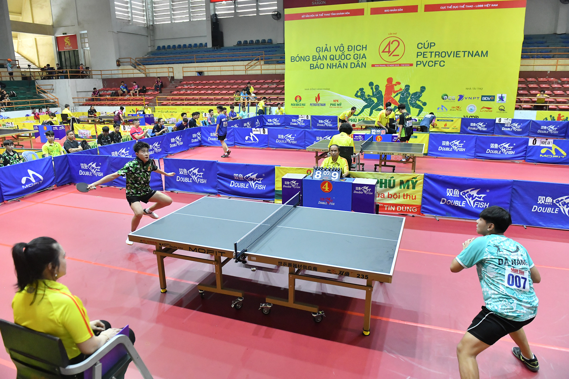 Trận đấu nội dung đồng đội nam giữa đội Đà Nẵng 2 và Lâm Đồng 3.