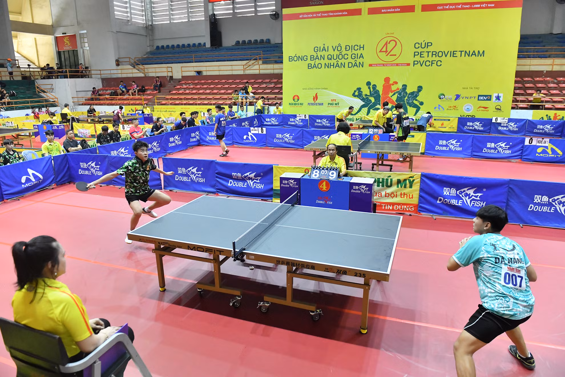 Trận đấu nội dung đồng đội nam giữa đội Đà Nẵng 2 và Lâm Đồng 3.