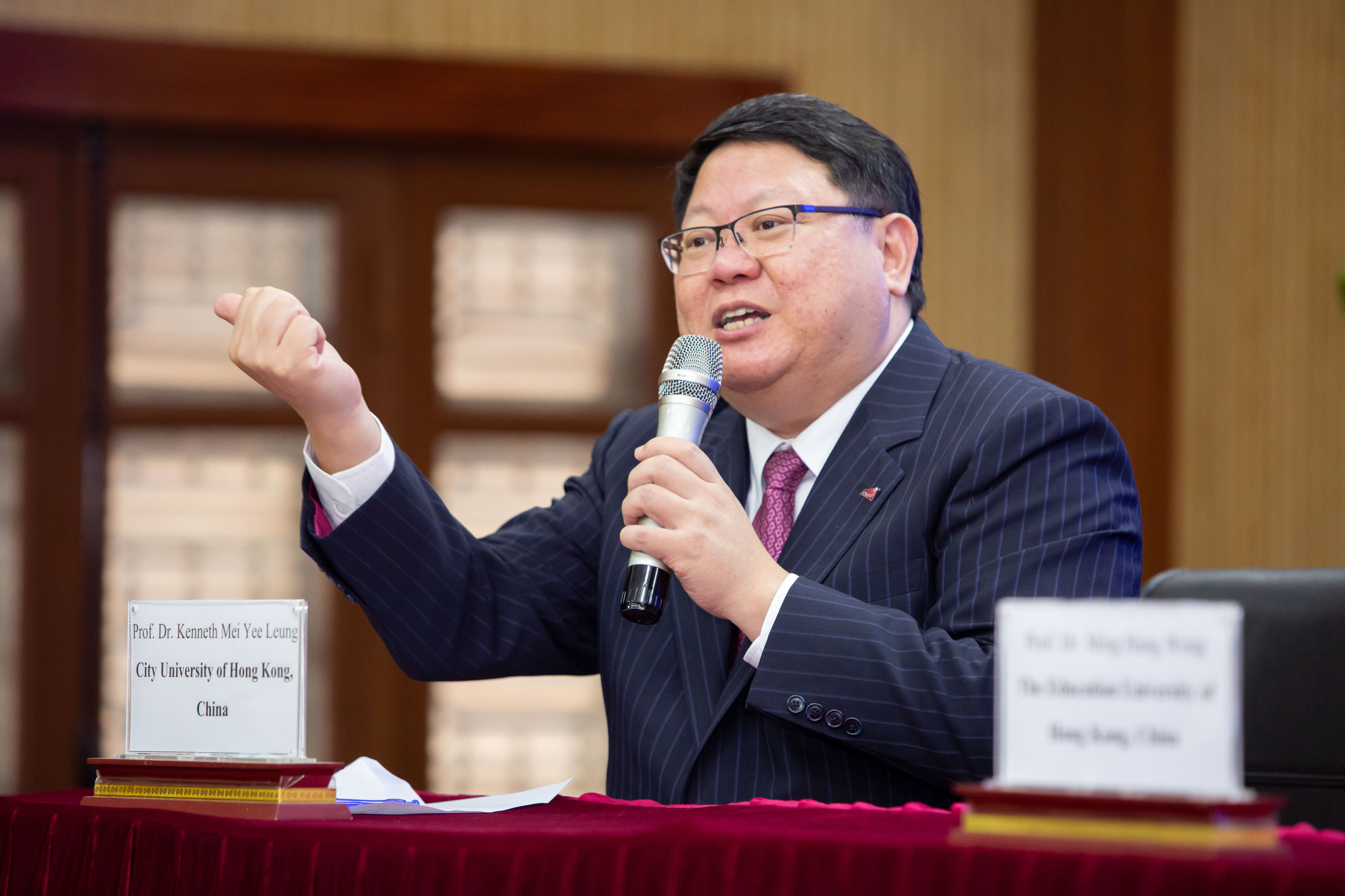 Giáo sư Kenneth Leung, Đại học Thành phố Hồng Kông (Trung Quốc) trả lời thắc mắc của các bạn sinh viên.