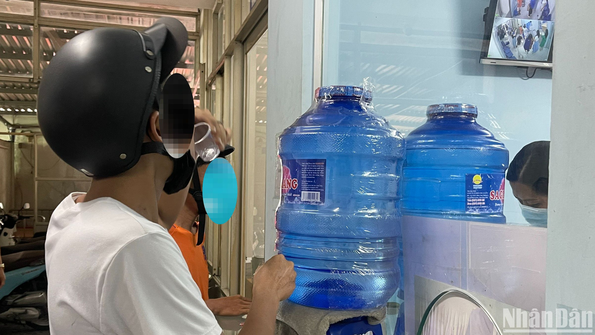 Bệnh nhân uống thuốc methadone hàng ngày tại cơ sở điều trị.