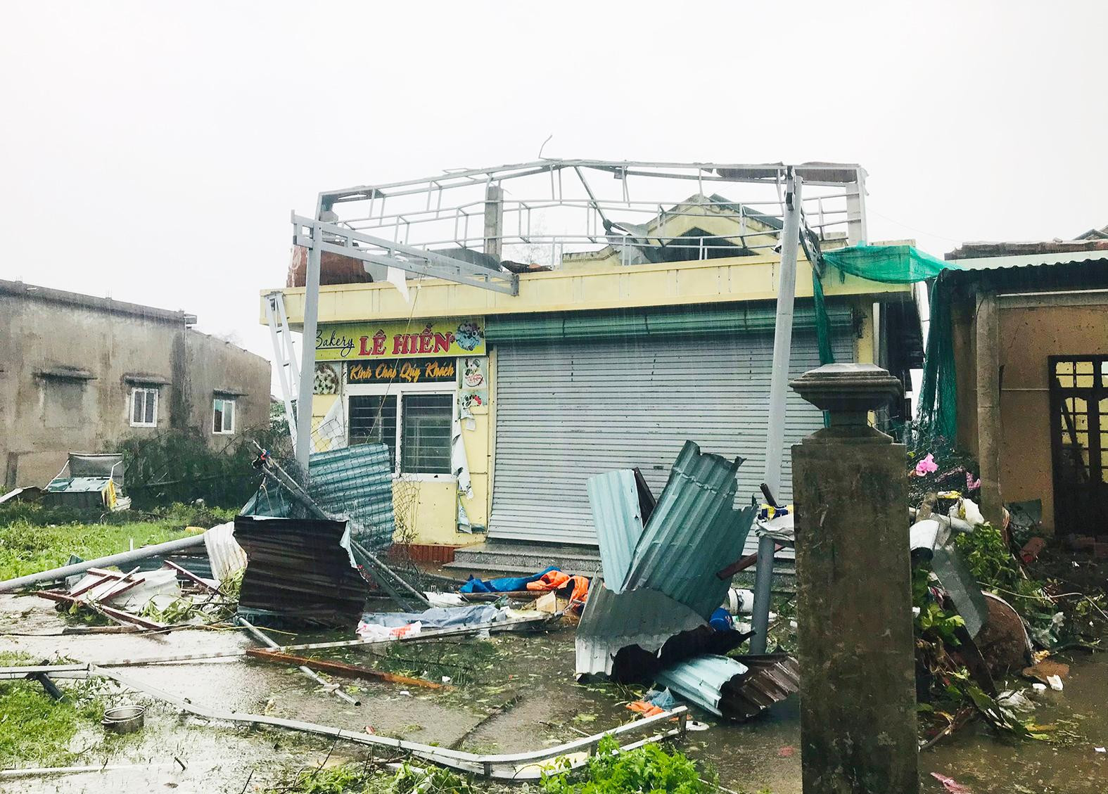 Lốc xoáy trước bão hồi 15 giờ 20 phút gây thiệt hại ban đầu tại thị trấn Cửa Việt, huyện Gio Linh. Lốc xoáy trước bão hồi 15 giờ 20 phút gây thiệt hại ban đầu tại thị trấn Cửa Việt, huyện Gio Linh.