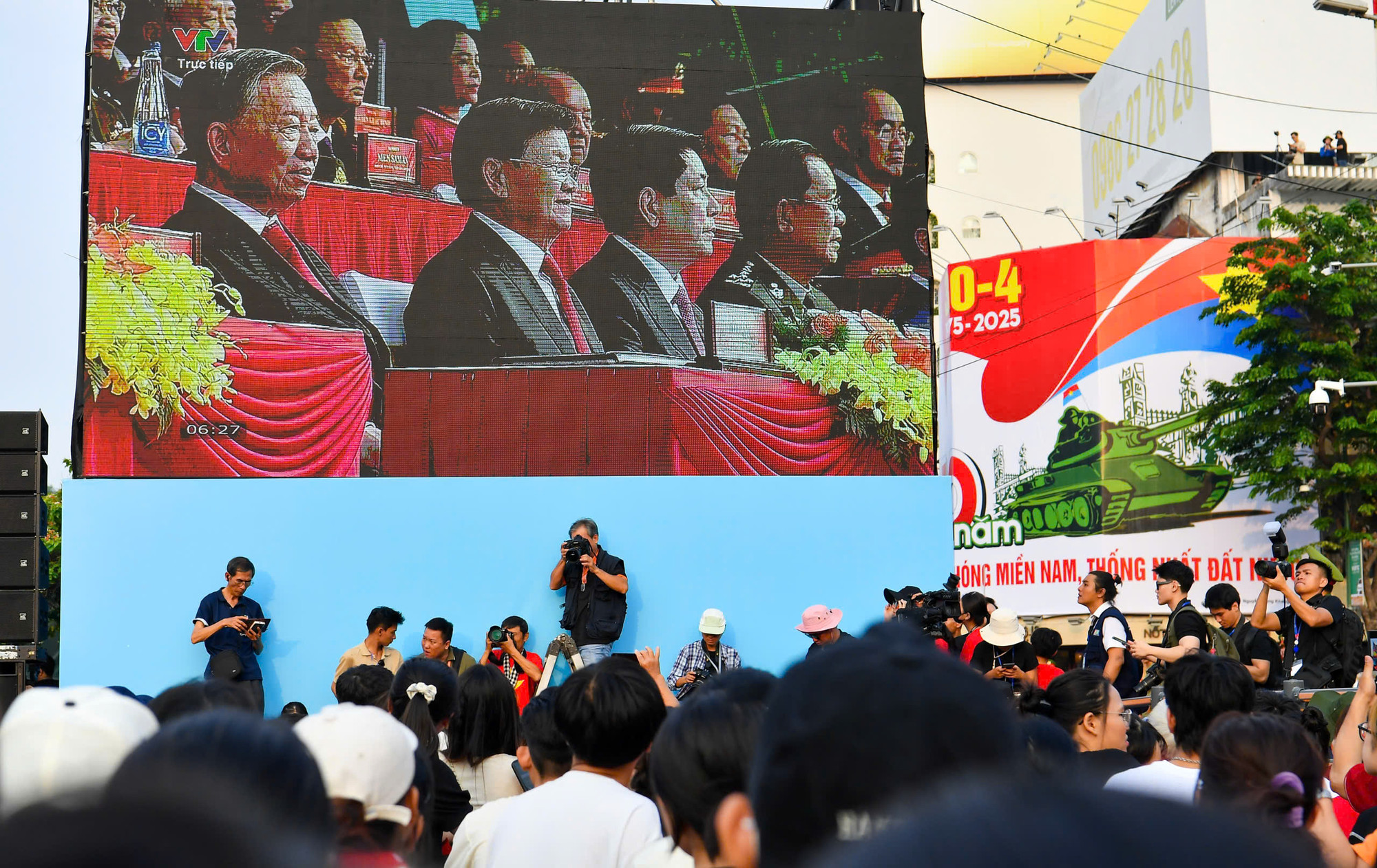 Khán giả xem lễ diễu binh, diễu hành qua màn hình LED. Khán giả xem lễ diễu binh, diễu hành qua màn hình LED.