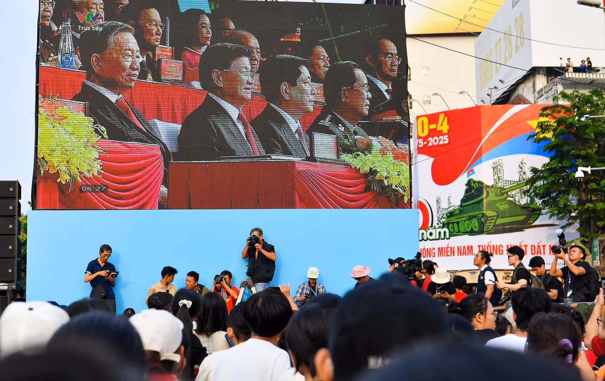 Khán giả xem lễ diễu binh, diễu hành qua màn hình LED.