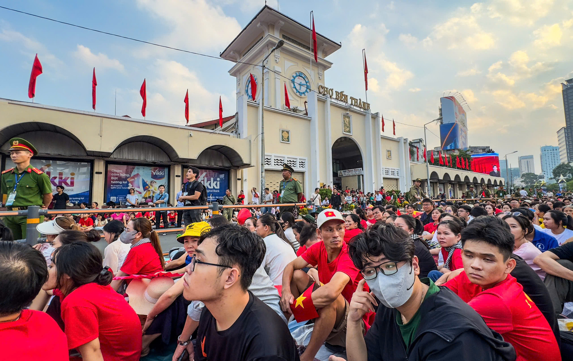 Người dân xem lễ diễu binh tại Chợ Bến Thành. Người dân xem lễ diễu binh tại Chợ Bến Thành.