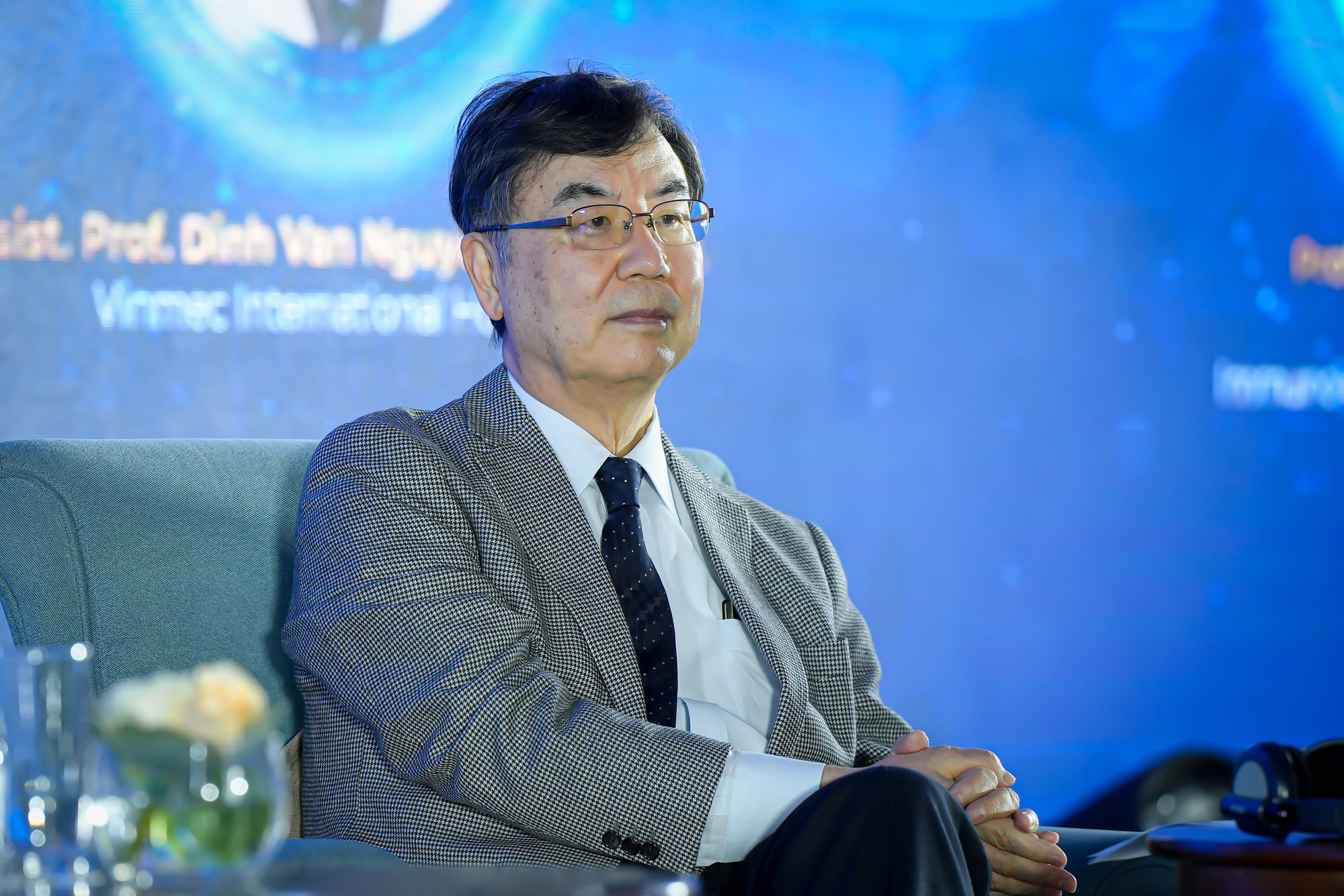 Giáo sư Shimon Sakaguchi trao đổi tại phiên tọa đàm về y sinh.