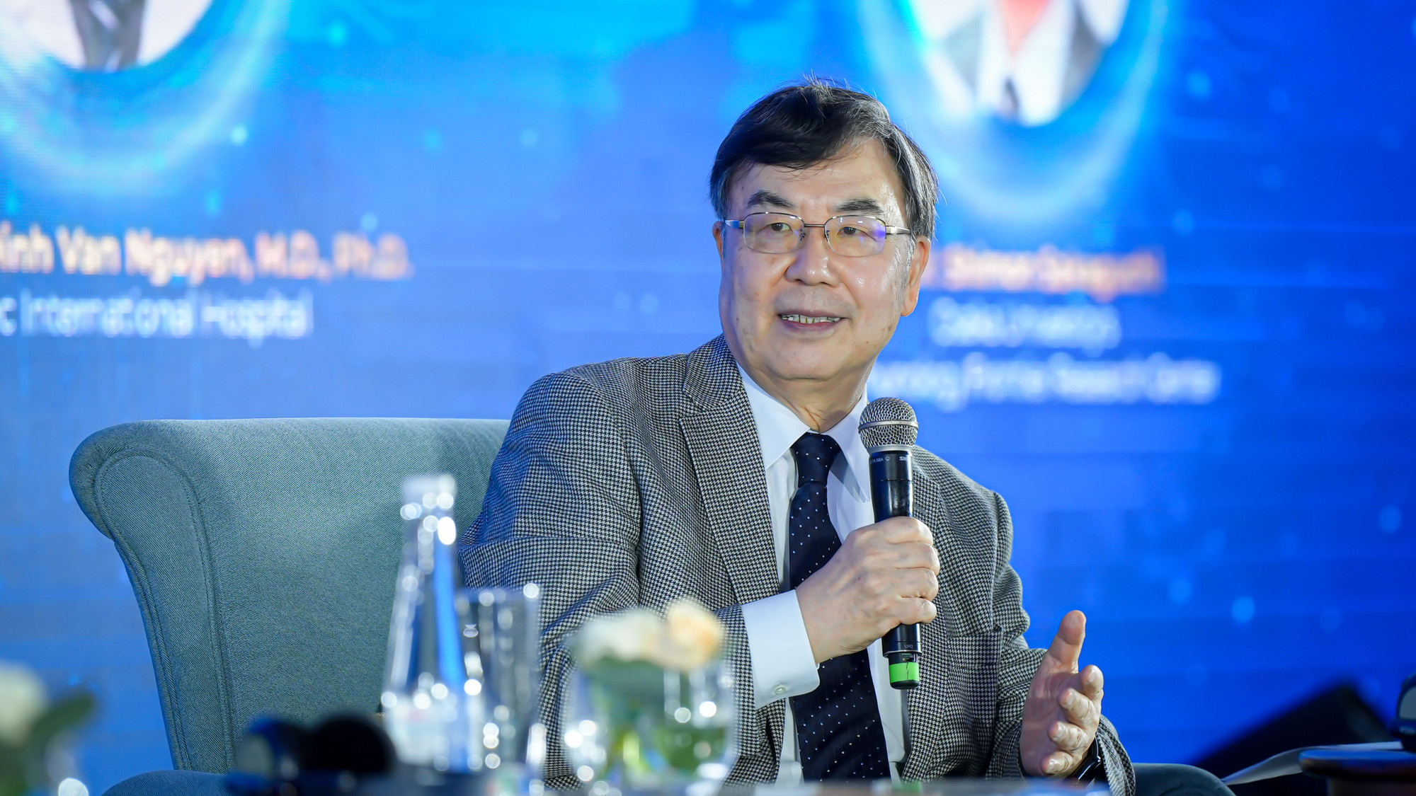 Giáo sư Shimon Sakaguchi.