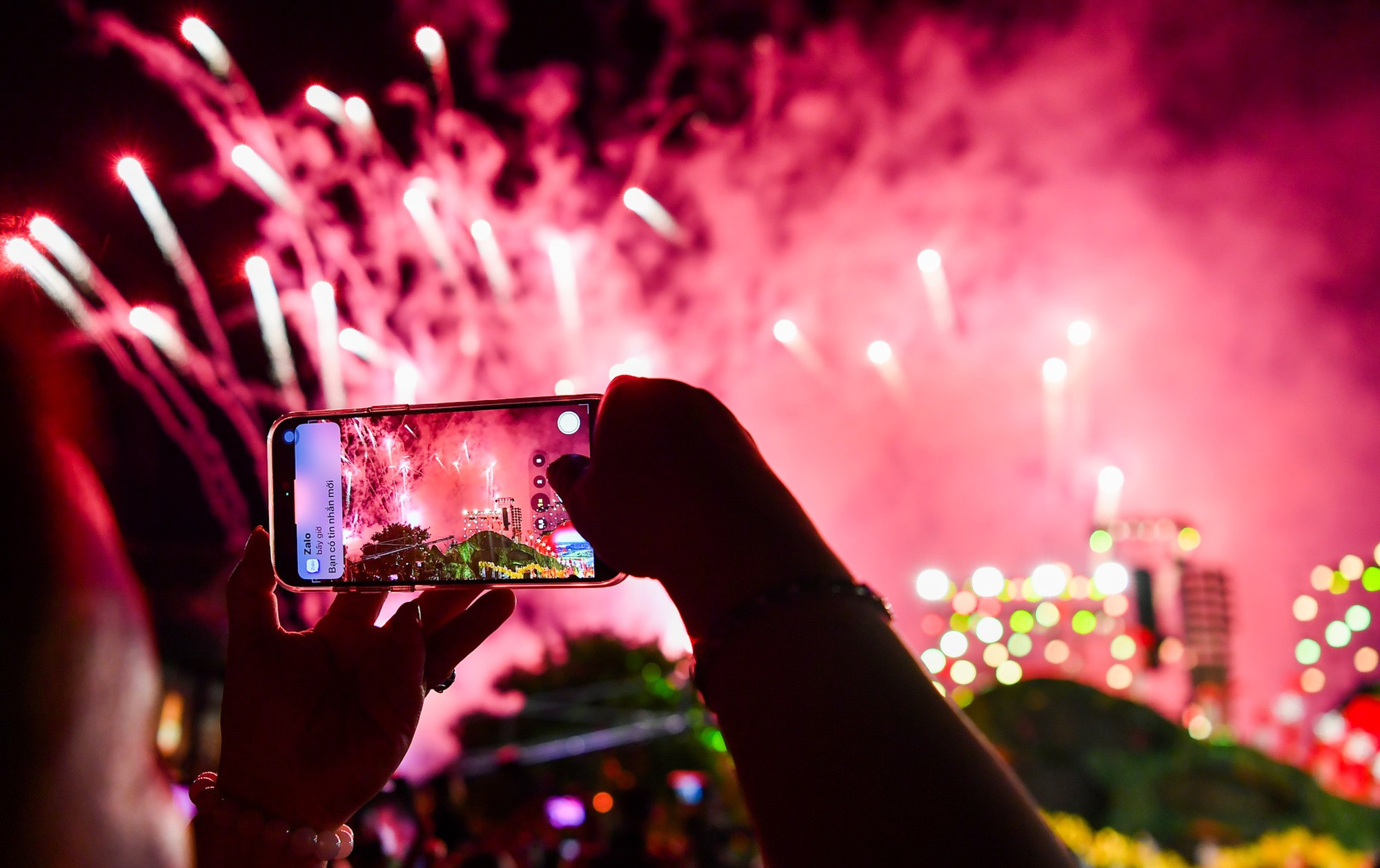 Khán giả ghi lại khoảnh khắc đẹp của chương trình.